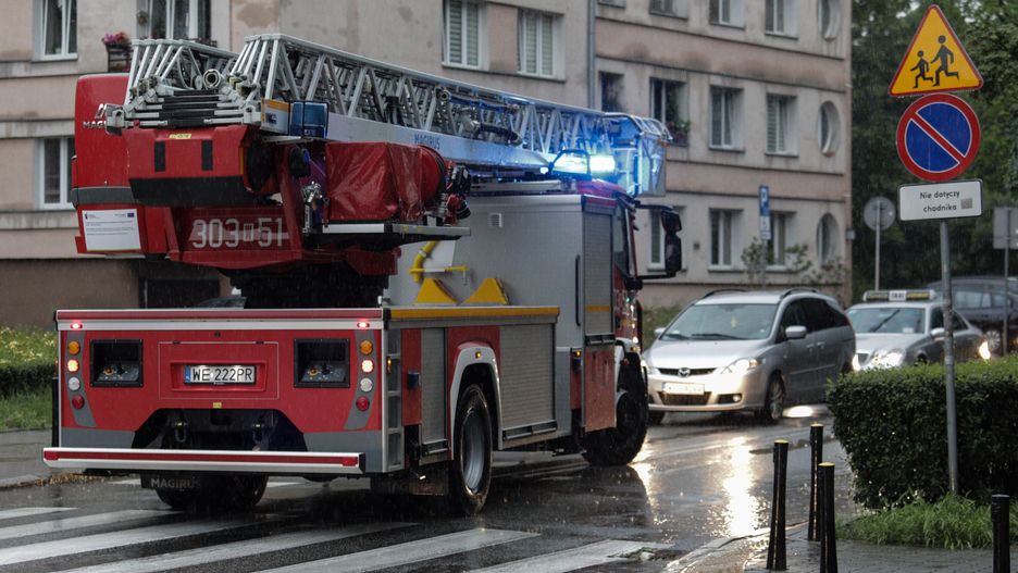 Warszawa. Straż pożarna pracuje wewnątrz kanalizacji burzowej. Prawdopodobnie zszedł do niej człowiek