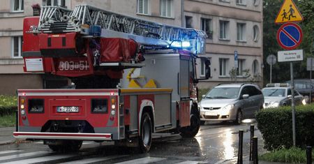 Warszawa. Akcja ratunkowa na Śródmieściu. Człowiek w studzience burzowej