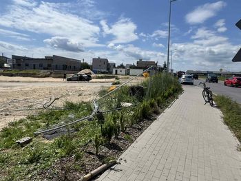 Wypadek w Pleszewie. Przejechał przez rondo i zatrzymał się na budowie