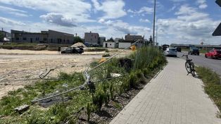 Wypadek w Pleszewie. Przejechał przez rondo i zatrzymał się na budowie