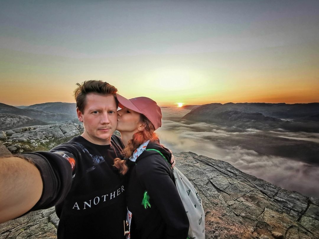 Jakub Tolak z partnerką