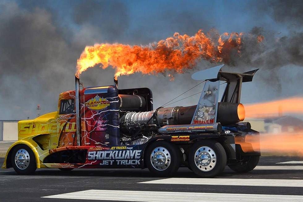 605 km/h! Tak jeździ Shockwave - najszybsza ciężarówka świata 1