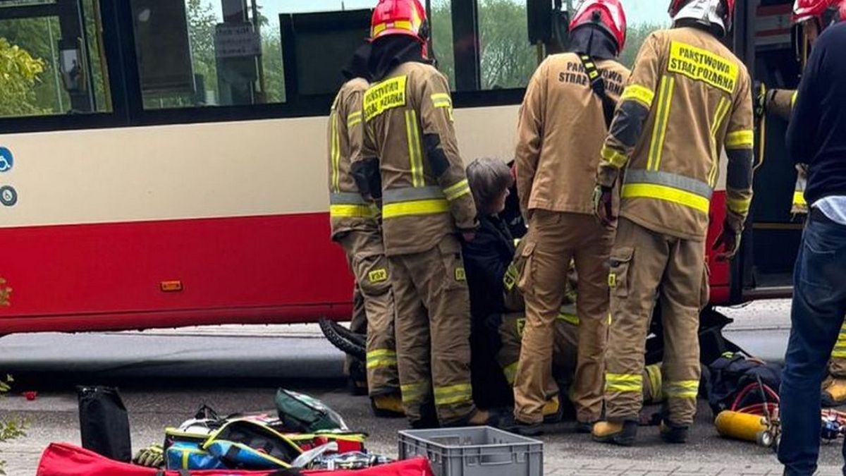 Strażacy wyciągali go spod autobusu. Groza na ulicach Gdańska