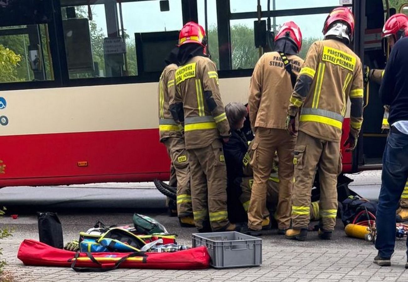 Strażacy wyciągali go spod autobusu. Groza na ulicach Gdańska