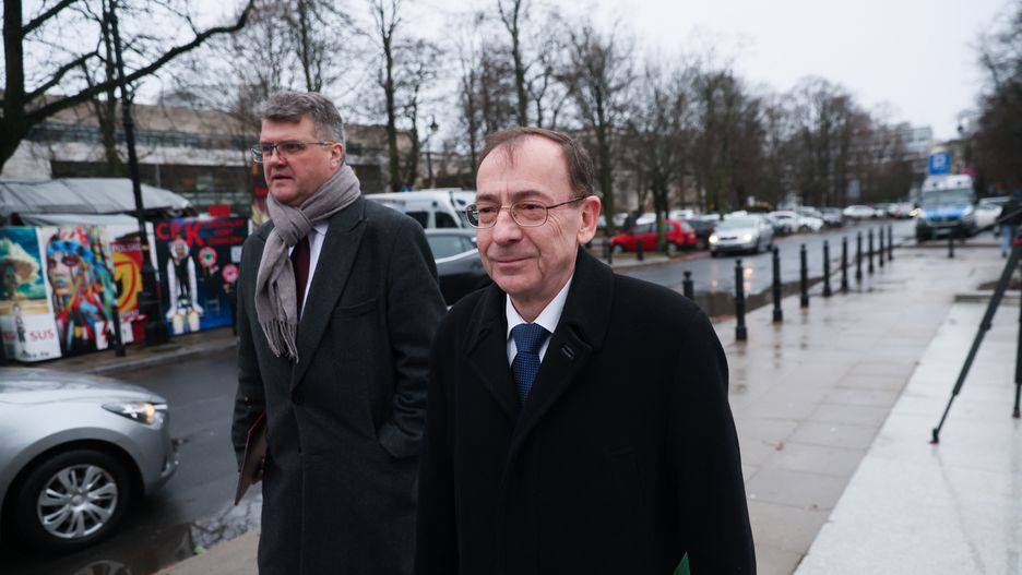 Warszawa, 07.02.2024. Politycy PiS Maciej Wąsik (L) i Mariusz Kamiński (P) przed Sejmem w Warszawie, 7 bm. Mariusz Kamiński i Maciej Wąsik zapowiedzieli swój udział w posiedzeniu izby. (sko) PAP/Leszek Szymański
