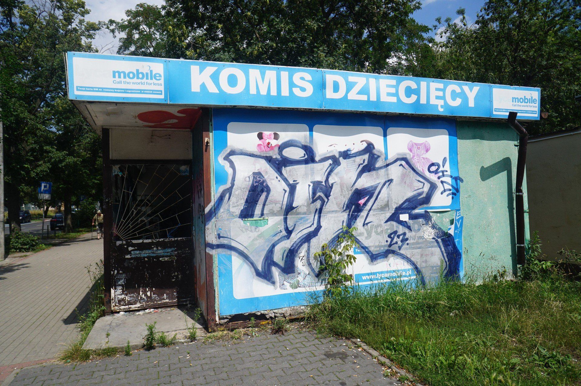 Opuszczony kiosk na skrzyżowaniu ulic Łozowej i Osinowej w Poznaniu