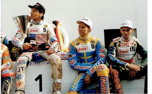 FIMS Pocking 1993. Po zawodach przy podium zaprezentowała się pierwsza dziesiątka, ktora miała wystartować w Grand Prix w 1994. W stawce znalazł się Tomasz Gollob, pierwszy z prawej (foto Piotr Kin)