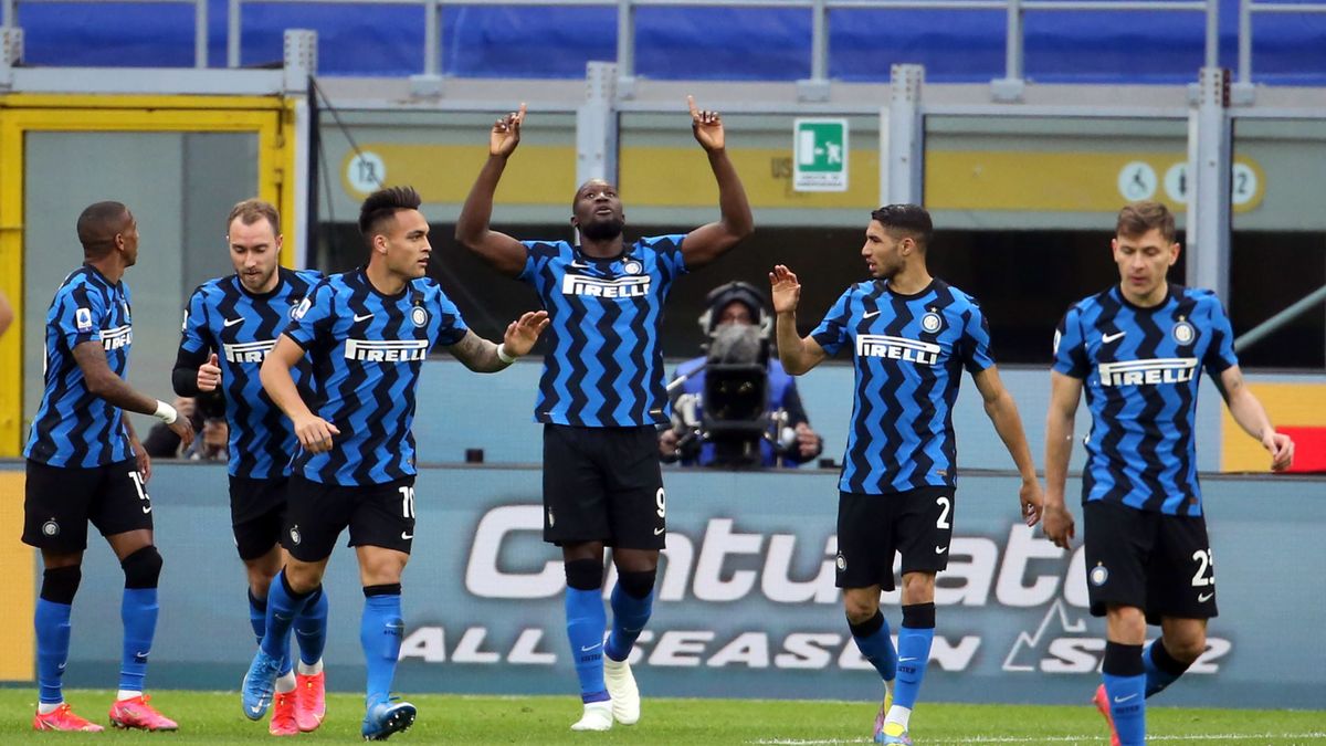 piłkarze Interu Mediolan cieszą się z gola Romelu Lukaku