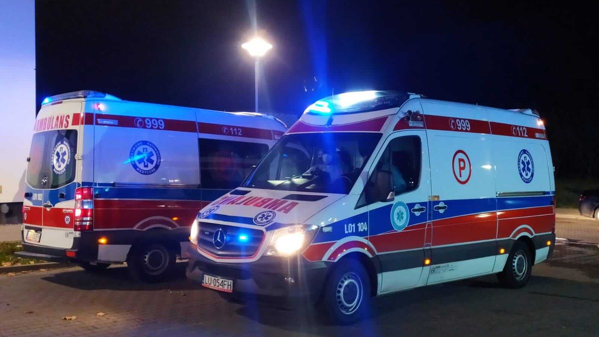 Karetki pogotowia stojące przed szpitalem MSWiA w Lublinie