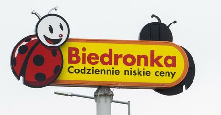 Tu nie da się zrobić zakupów. Woda zalała 25 sklepów Biedronki