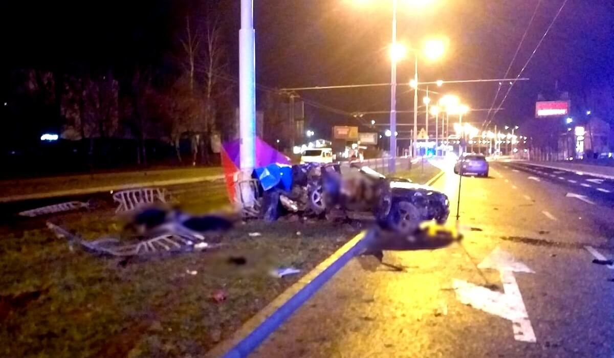 Audi uderzyło w słup na ul. Jana Pawła II w Lublinie