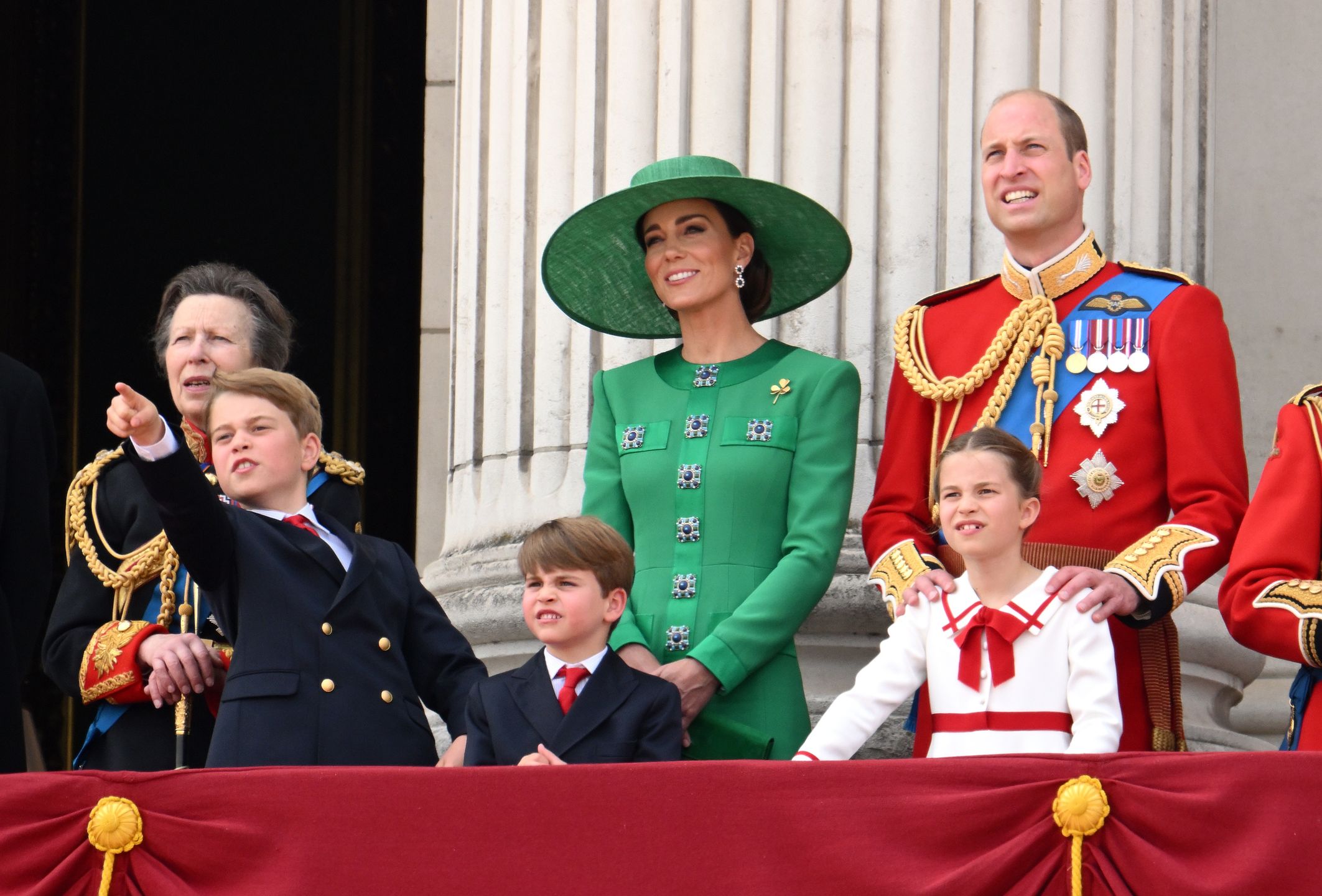 Royalsi na balkonie Pałacu Buckingham