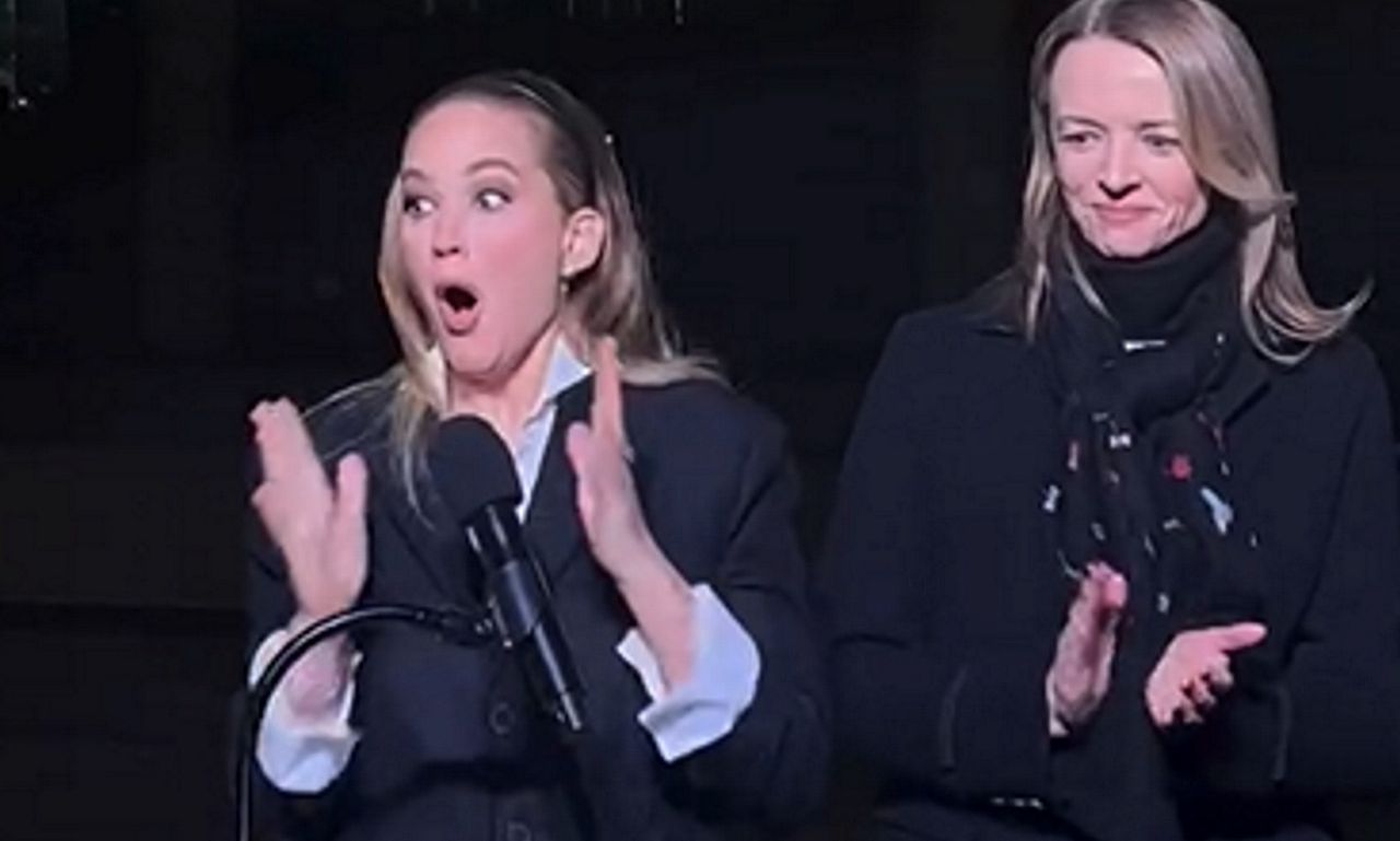 Jennifer Lawrence znów miała pecha i zaliczyła ubraniową wpadkę. Jest królową gaf