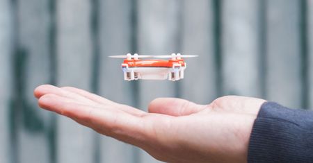 Oto etui z dodatkowym aparatem i... miniaturowym dronem