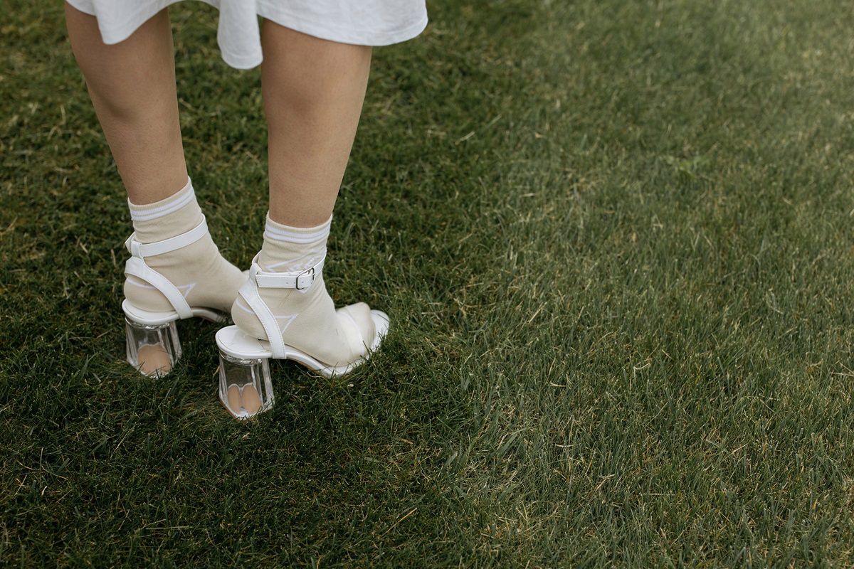 Skarpety do sandałów od kilku lat są uważane za modny dodatek. Fot. Pexels