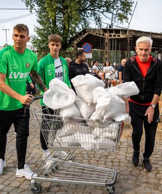 Od razu go rozpoznali. Chwycił za worki z piaskiem i zaczął pomagać