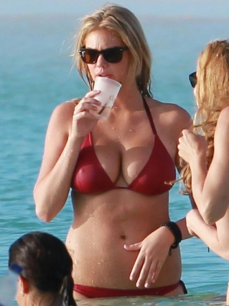 ''The Other Woman'': Bikini Kate Upton zaraz rozejdzie się w szwach