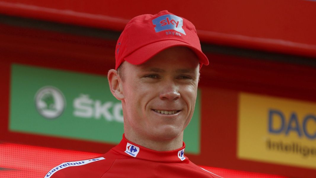 Christopher Froome w czerwonej koszulce lidera wyścigu Vuelta a Espana