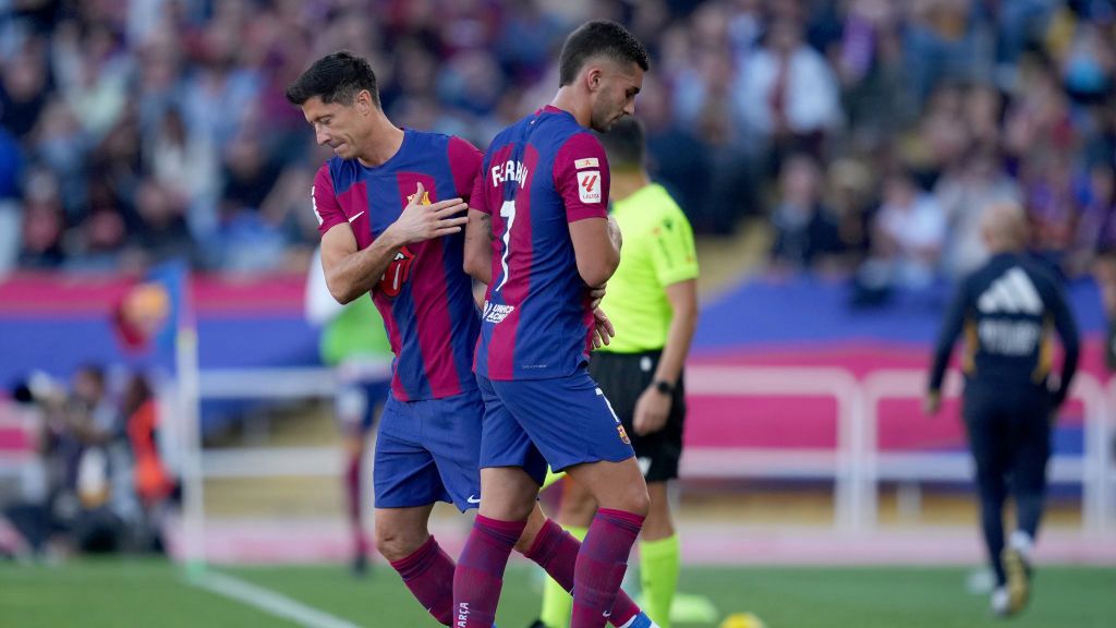 Getty Images / Alex Caparros / Na zdjęciu: Robert Lewandowski i Ferran Torres