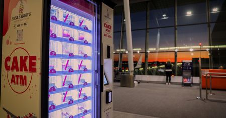 Postawili automat z ciastami na lotnisku. "Ceny z kosmosu"