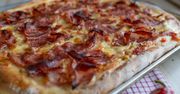 Pizza jak z PRL-u znika do ostatniego kawałka. Porcja na dużą blachę