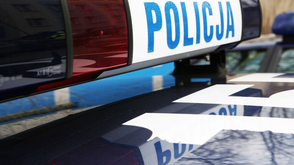 Radiowóz polskiej policji z kogutami