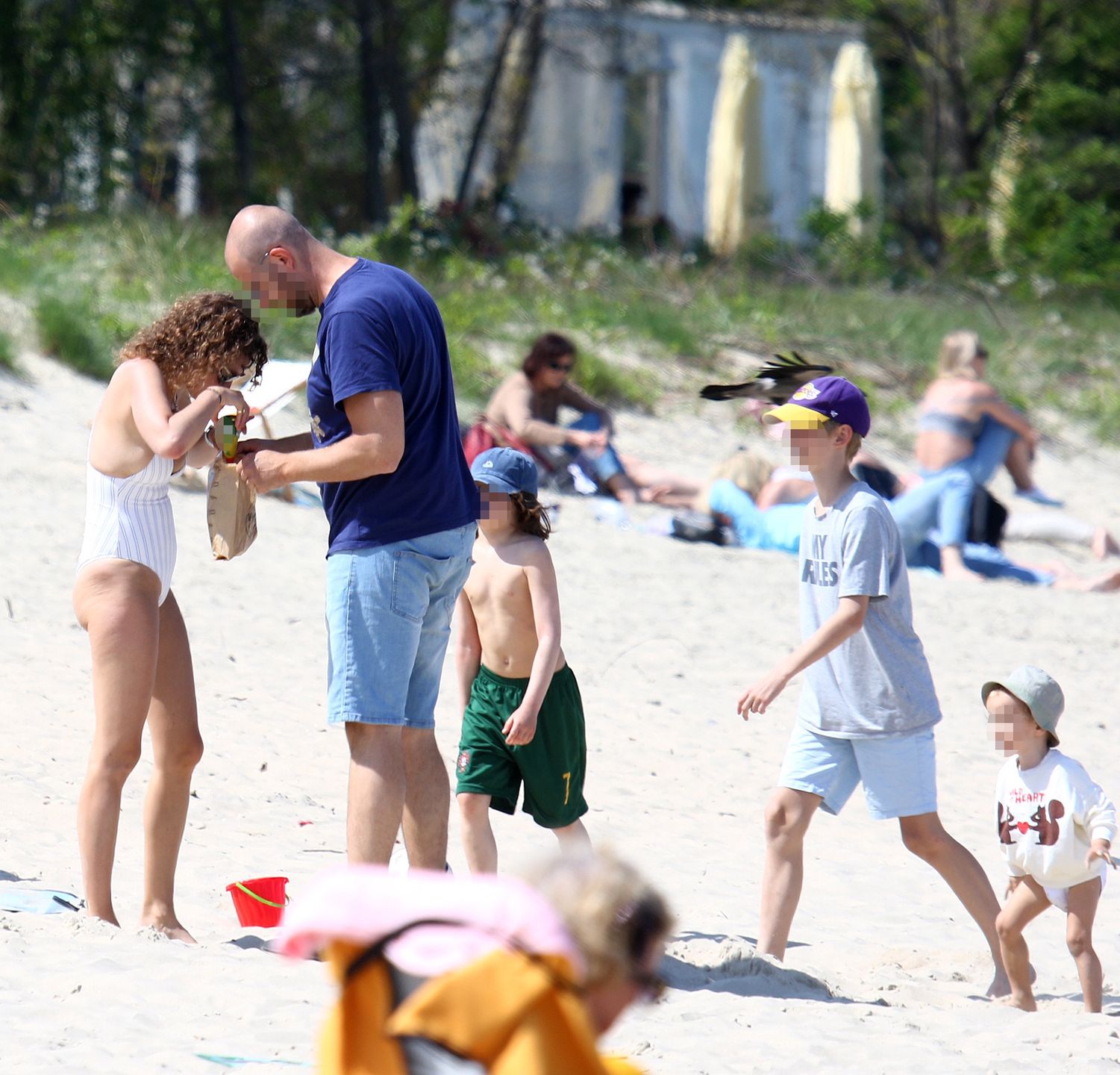 Monika Mrozowska z dziećmi na plaży