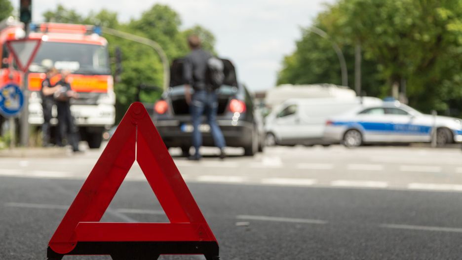Wypadek uwaga stop służby akcja ratownicza kraksa trójkąt