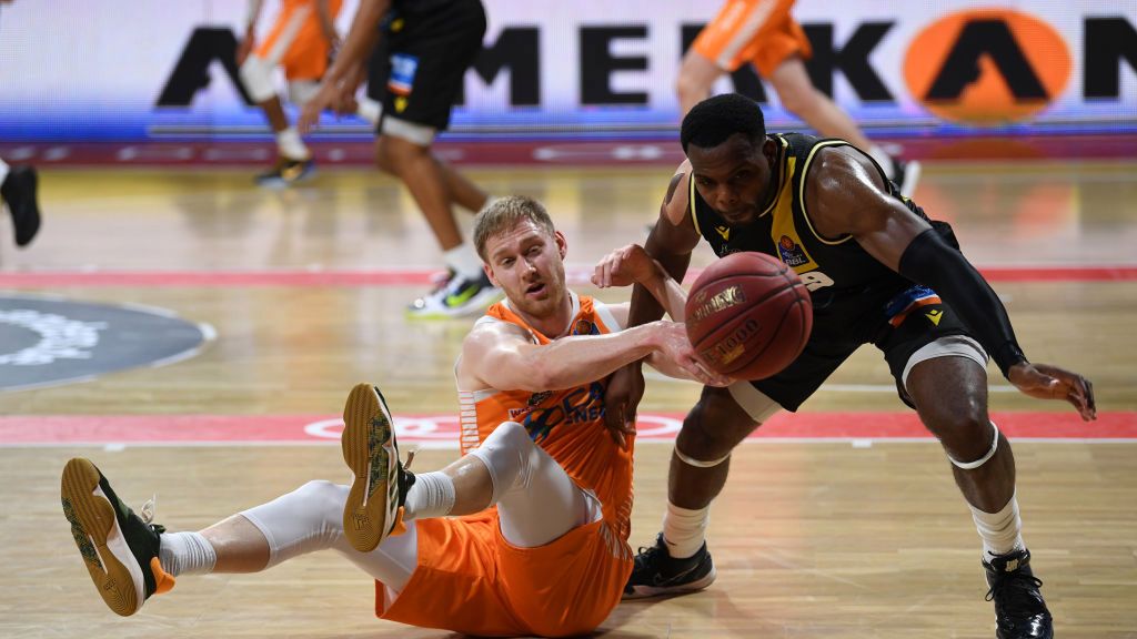 Getty Images / Andreas Gebert/Pool / Na zdjęciu: Jarosław Zyskowski w walce o piłkę