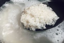 Wypłucz włosy wodą po gotowaniu ryżu. Efekt cię zachwyci