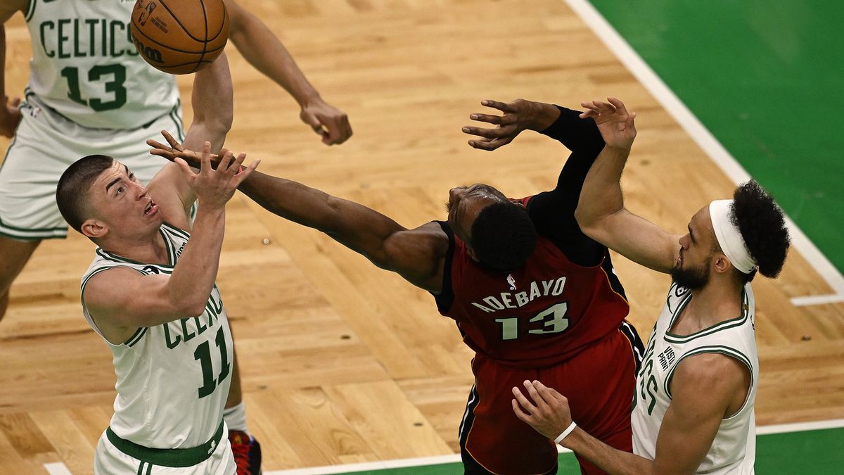 Zdjęcie okładkowe artykułu: PAP/EPA / JOHN CETRINO / Na zdjęciu: Koszykarze podczas meczu Boston Celtics - Miami Heat.