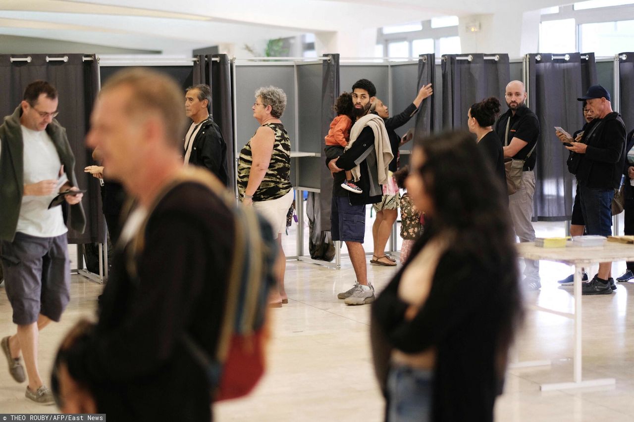 French vote turnout highest since 1981 ahead of decisive results