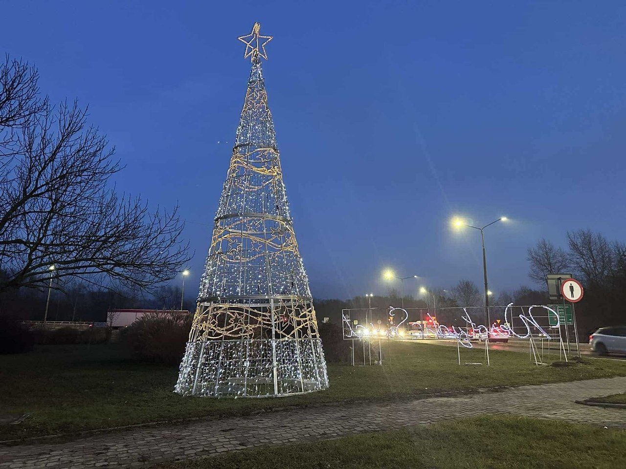 Na skwerze przy ulicy Zawichojskiej wjeżdżających do miasta wita już napis &#34;Wesołych Świąt&#34; i rozświetlona choinka.