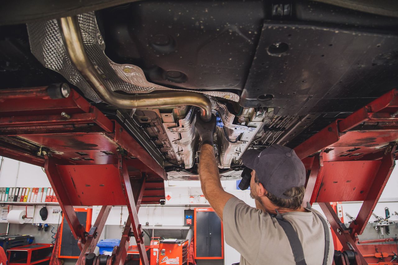 Nie płać dwa razy za naprawę. Mechanicy mówią, jakie oszczędności się nie opłacają