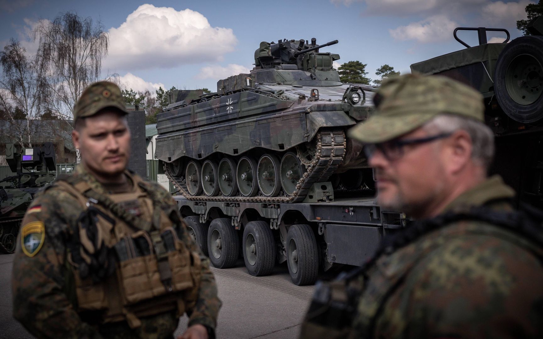 German Armed Forces in Rukla in Lithuania22 April 2022, Lithuania, Rukla: A Marder infantry fighting vehicle stands on a low-loader belonging to the German contingent of the NATO Enhanced Forward Presence (eFP) task force. Photo: Michael Kappeler/dpa 
Dostawca: PAP/DPAMichael KappelerFederal Government, International, Conflicts, Vilnius, Great Lithuanian