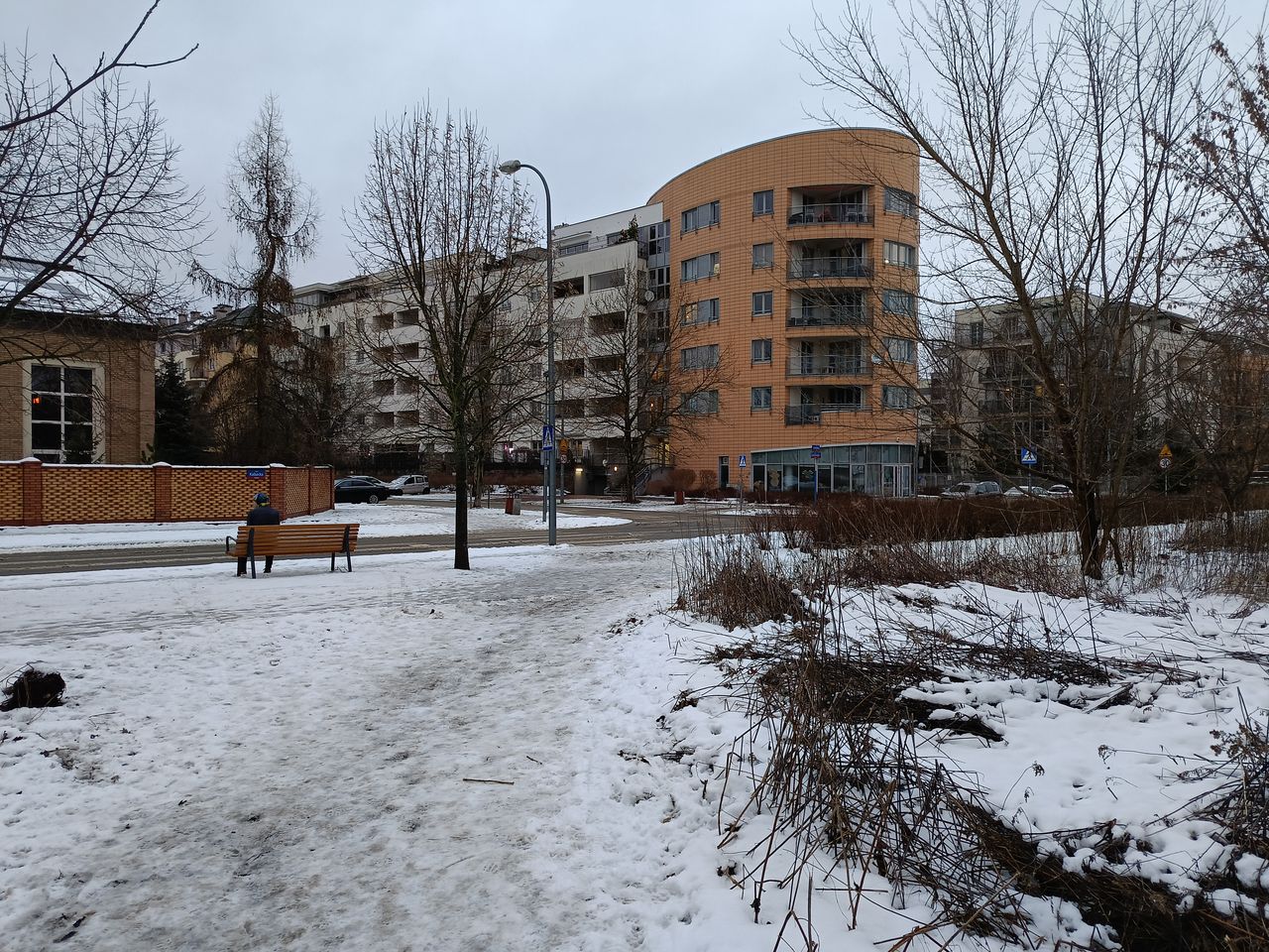 Po lewej plik JPEG prosto z aparatu, po prawej JPEG zapisany z pliku DNG bez dodatkowej edycji.