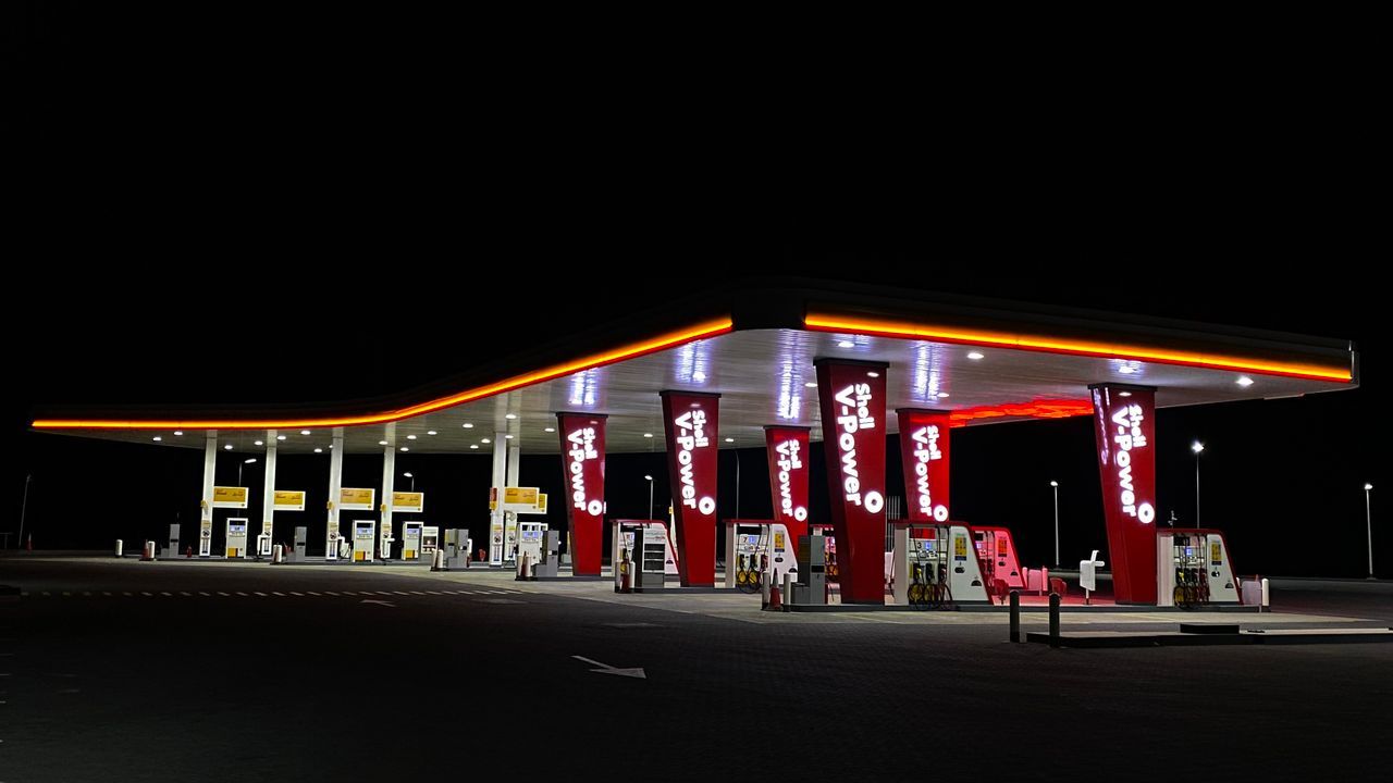E100 w praktyce – korzyści z kart paliwowych dla firm i flot