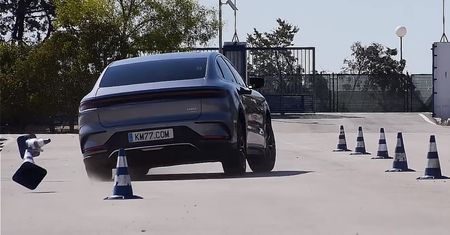 BYD Han kontra test łosia. Chiński sedan nie spisał się najlepiej