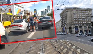 Agresywny kierowca bmw. Atak w centrum Warszawy. Jest nagranie