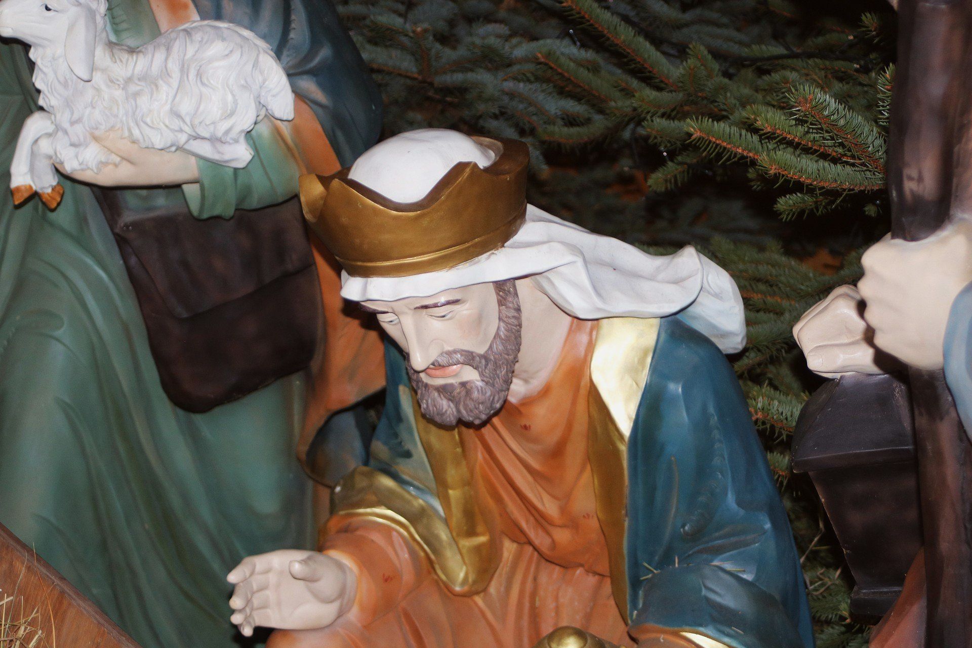 Szopka bożonarodzeniowa w Zamościu. Obok stanęła duża choinka oraz świąteczne dekoracje