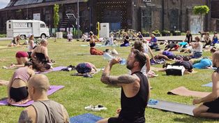 Joga na Trawie w Dąbrowie Górniczej! Mieszkańcy w atmosferze relaksu spędzili niedzielny poranek przed Fabryką Pełną Życia