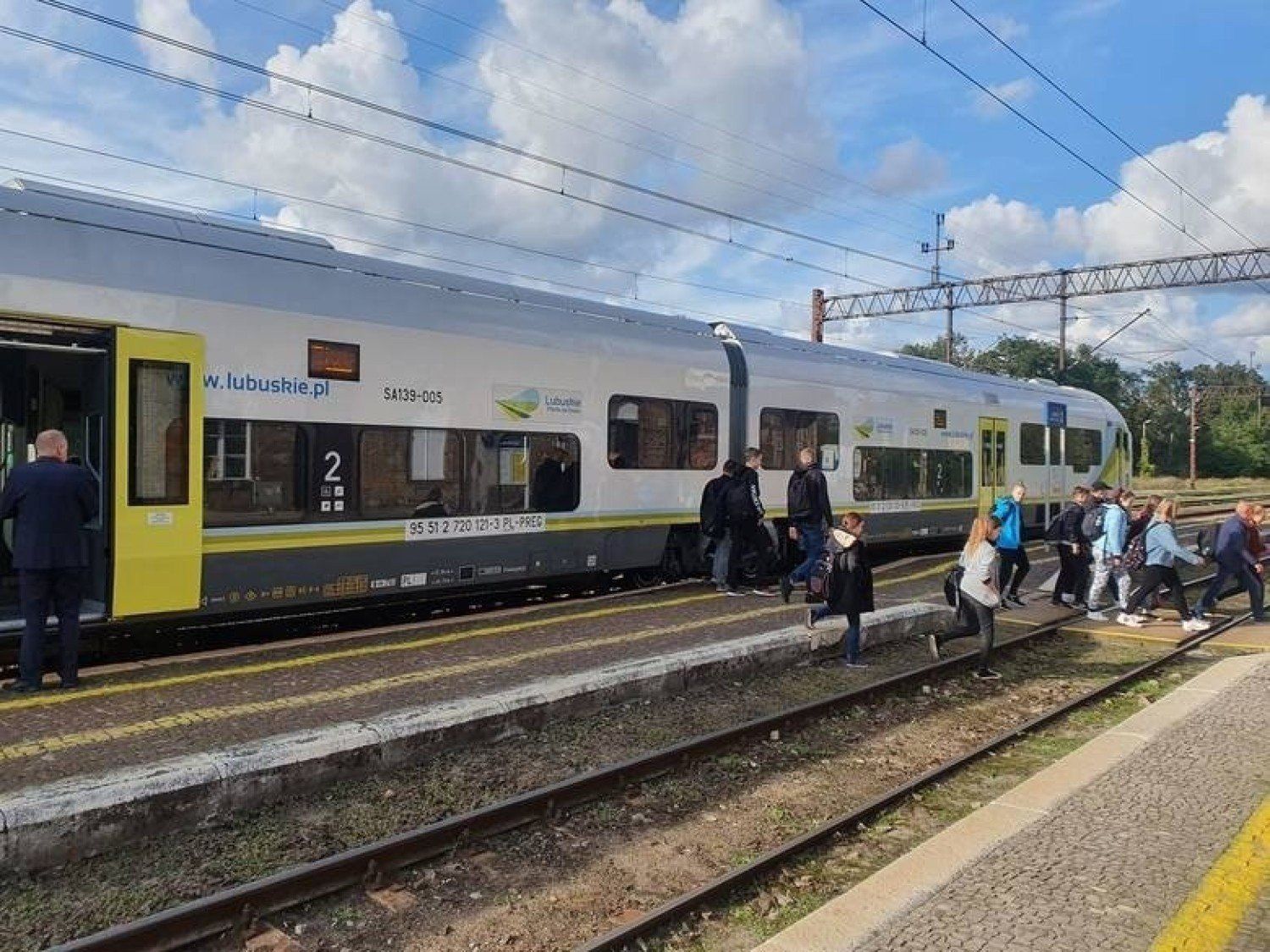 Zbąszynek i Krzyż to dwie najbliższe stacje węzłowe dla Gorzowa, na których można wsiąść do pociągów jadących w głąb Polski.