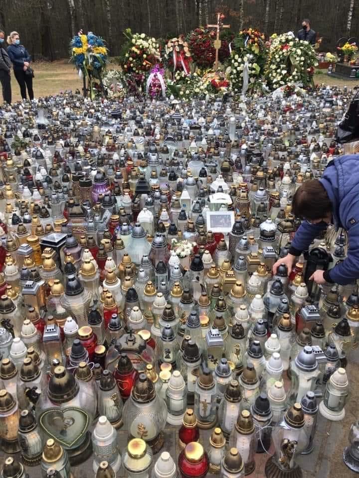 Setki zniczy przy grobie Krzysztofa Krawczyka