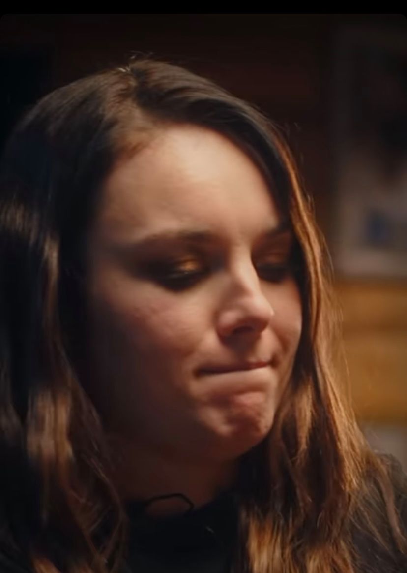 Ewa Farna pakuje prezent | fot. instagram.com/warnermusicpoland