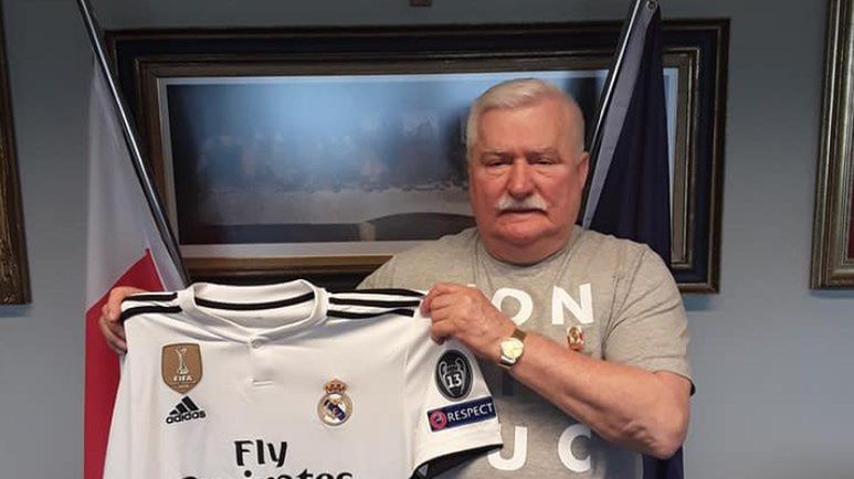 Lech Wałęsa prezentuje koszulkę Realu Madryt