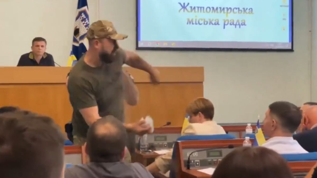 Wojskowy rzucił piaskiem w posłów.