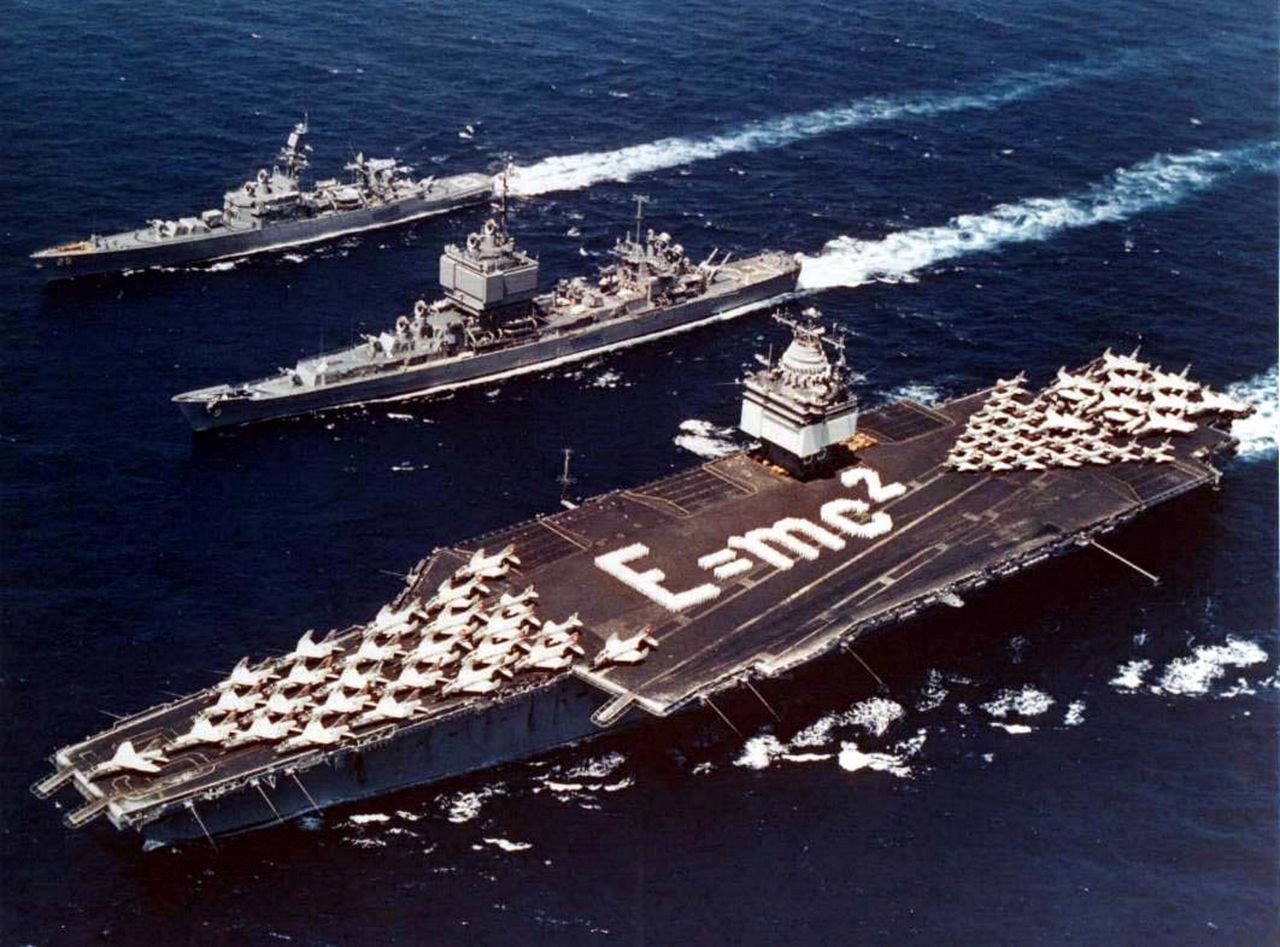 Atomowa eskadra - lotniskowiec USS Enterprise z krążownikami USS Long Beach i USS Bainbridge podczas rejsu dookoła świata