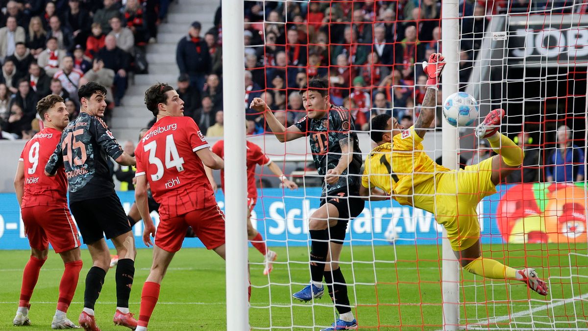 PAP/EPA / RONALD WITTEK / Na zdjęciu: Bayern Monachium odniósł spokojne zwycięstwo z SC Freiburg