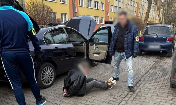 Zatrzymano Gruzinów za kradzież dużej sumy pieniędzy.