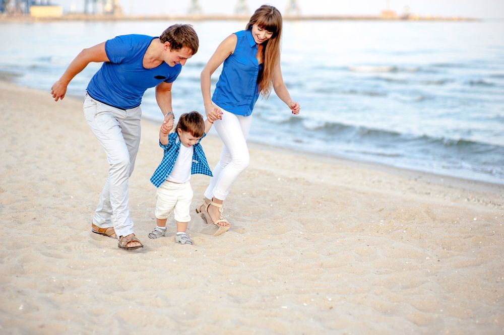 W wygodnych sandałach maluch będzie mógł swobodnie chodzić po plaży z rodzicami